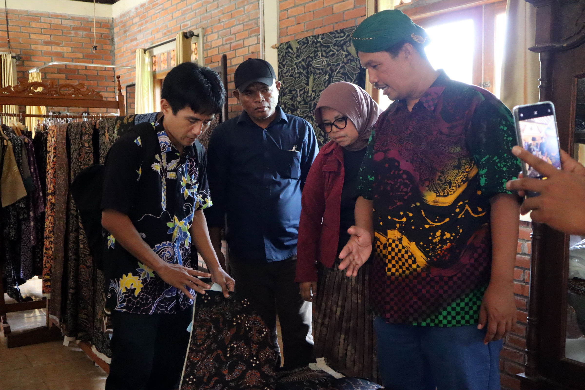 Apikri Guides Southeast Maluku UPT Operators to Giriloyo Batik Center