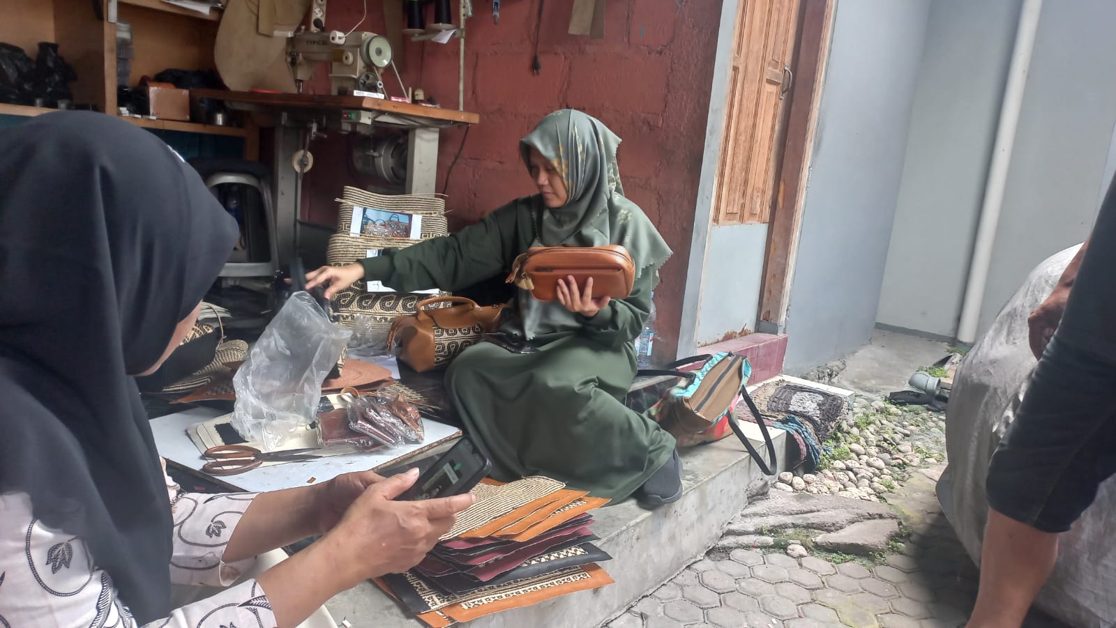 Apikri General Manager Visits Leather and Other Artisans in Yogyakarta