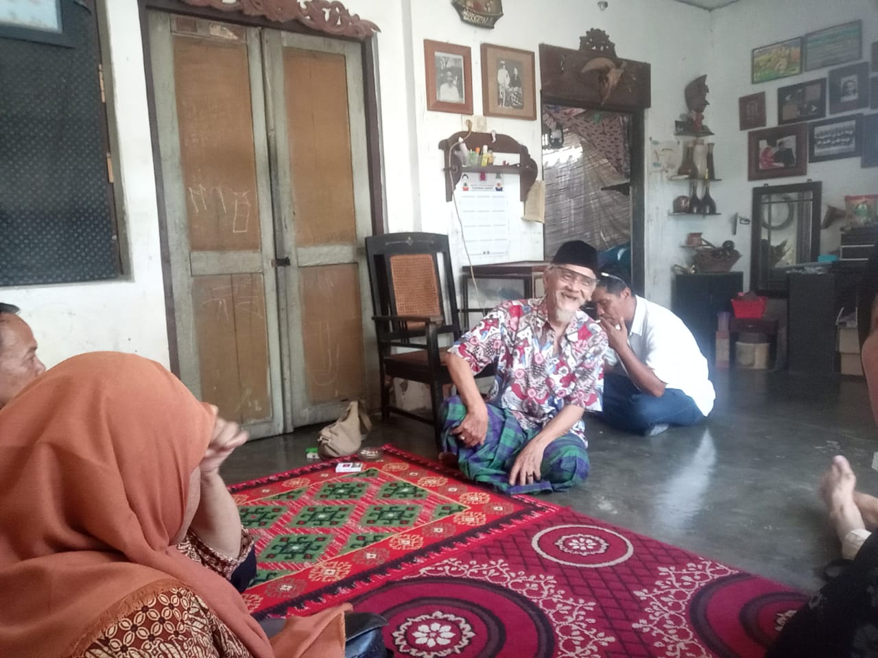 Apikri Officials Visit Batik Artisan  After Cataract Surgery