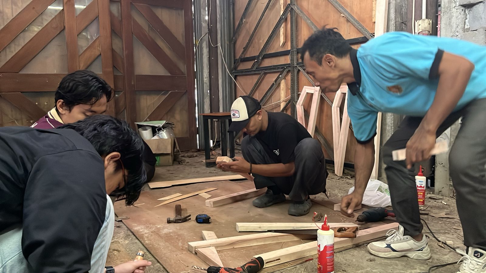 Apikri and UGM Foster Innovation Through Wood Joinery Mentorship