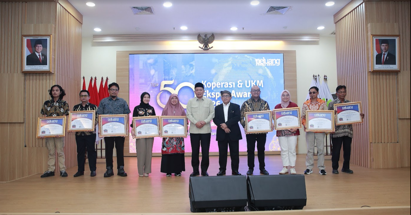 the-indonesian-minister-of-cooperatives-directly-presented-the-award-to-apikri