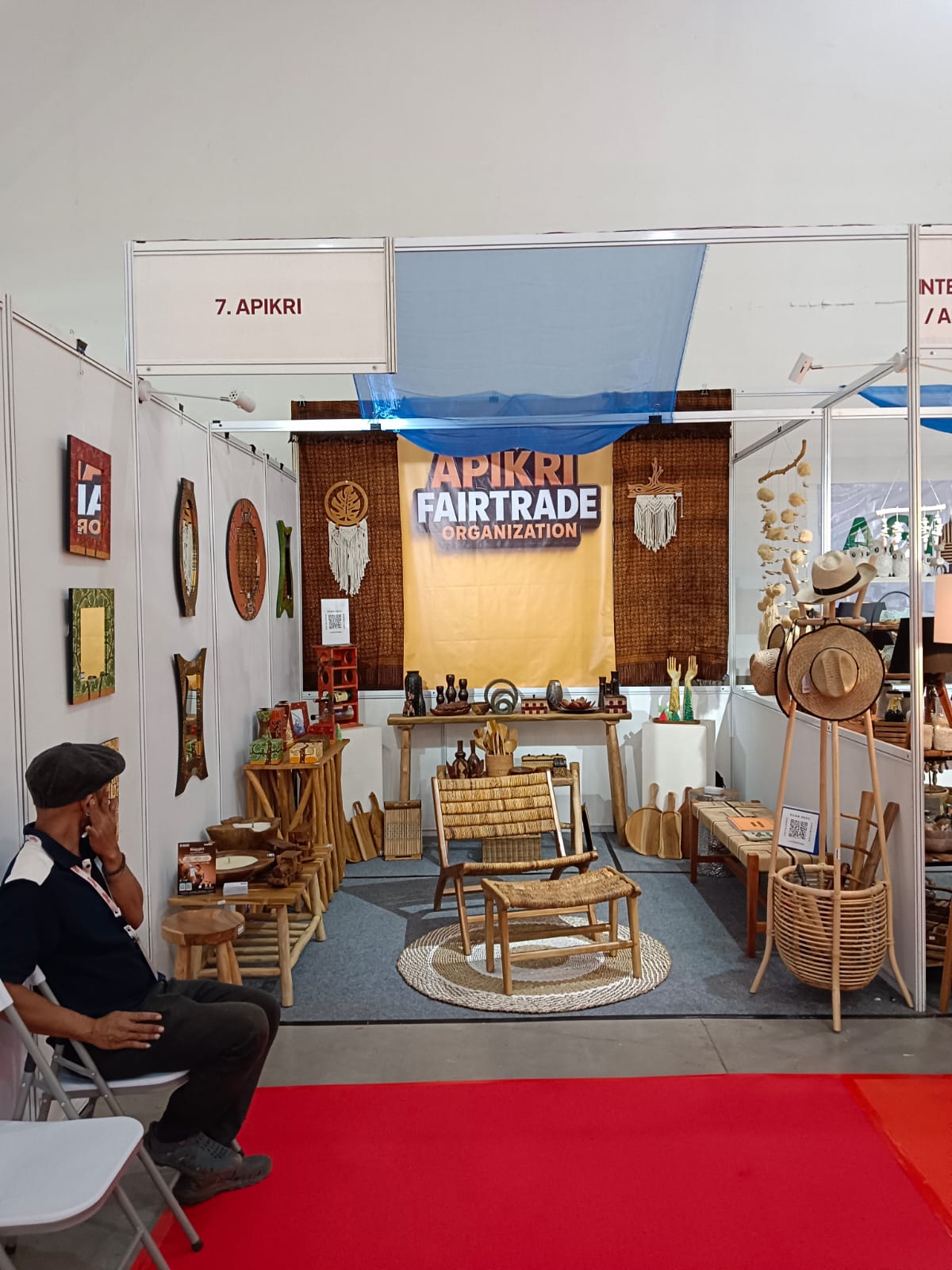 apikris-designers-prepares-inacraft-exhibition-booth-at-jec